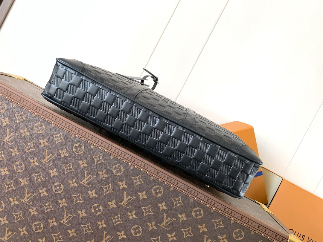 LV 25S PORTE- DOCUMENTS VOYAGE 41 IN BLACK EMBOSSED DAMIER INFINI CALFSKIN