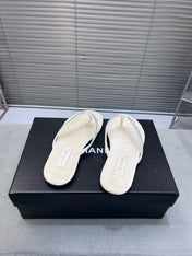 CRYSTAL THONG SANDAL IN WHITE CREAM SUEDE