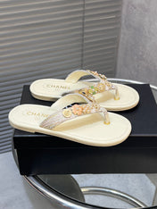 THONG SLIPPERS IN CREAM WHITE SOFT LEATHER WITH LOGO STICKER DETAIL