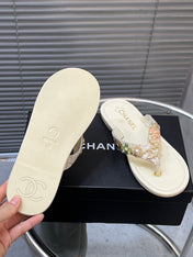 THONG SLIPPERS IN CREAM WHITE SOFT LEATHER WITH LOGO STICKER DETAIL