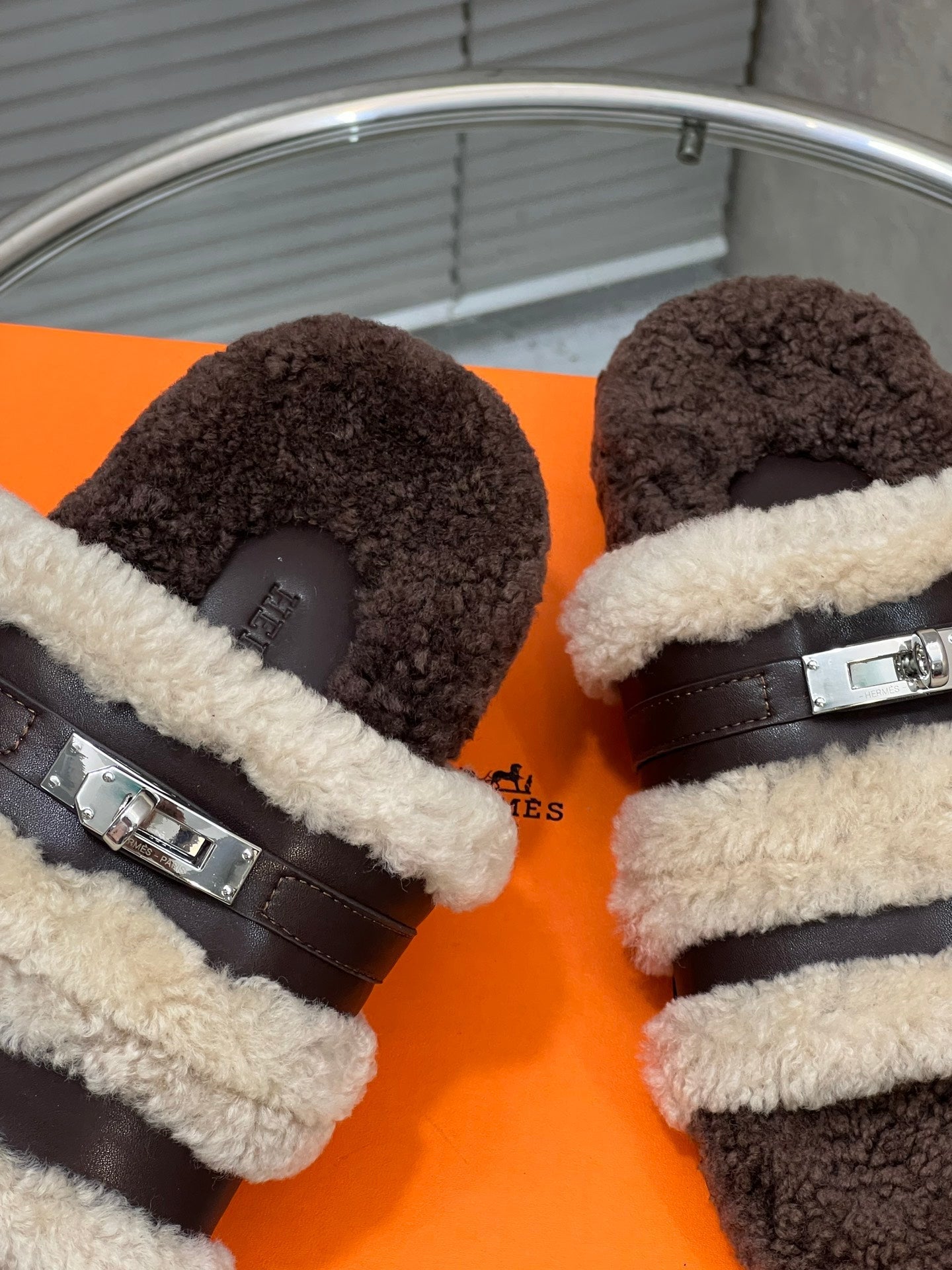 HM 25S SANDAL IN BEIGE WOOL AND DARK BROWN LAMBSKIN WITH SILVER HARDWARE