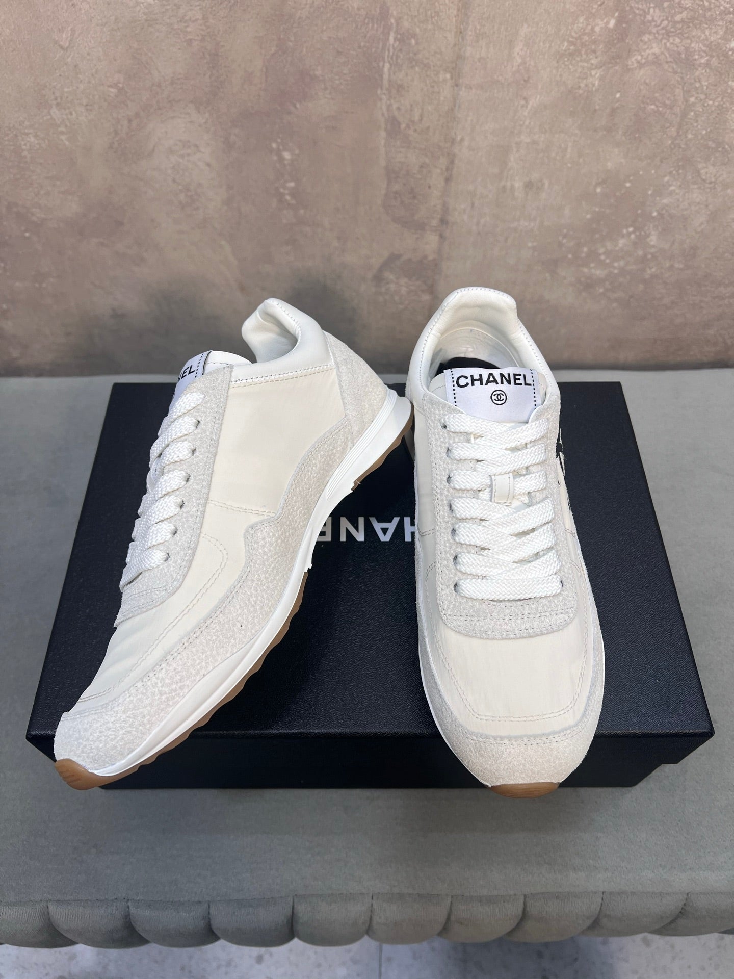 CHANEL 26S RUNNING SNEAKERS IN WHITE AND LIGHT GREY MATERIAL CC LOGO