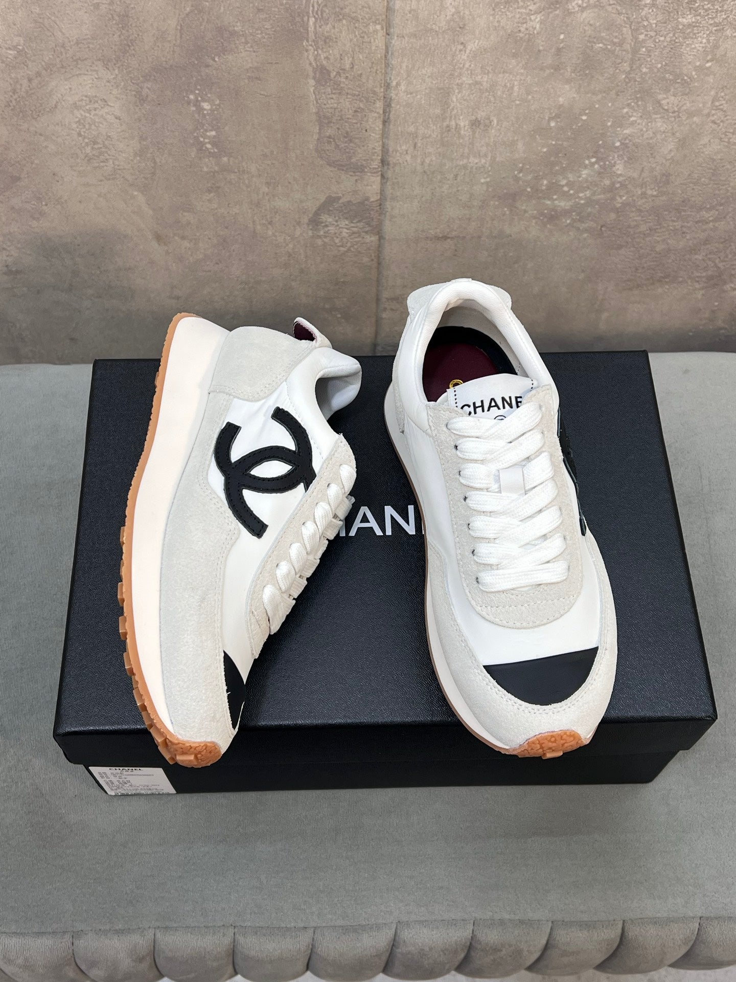 CHANEL 26S RUNNING SNEAKERS IN WHITE AND LIGHT GREY SUEDE AND NYLON CC LOGO