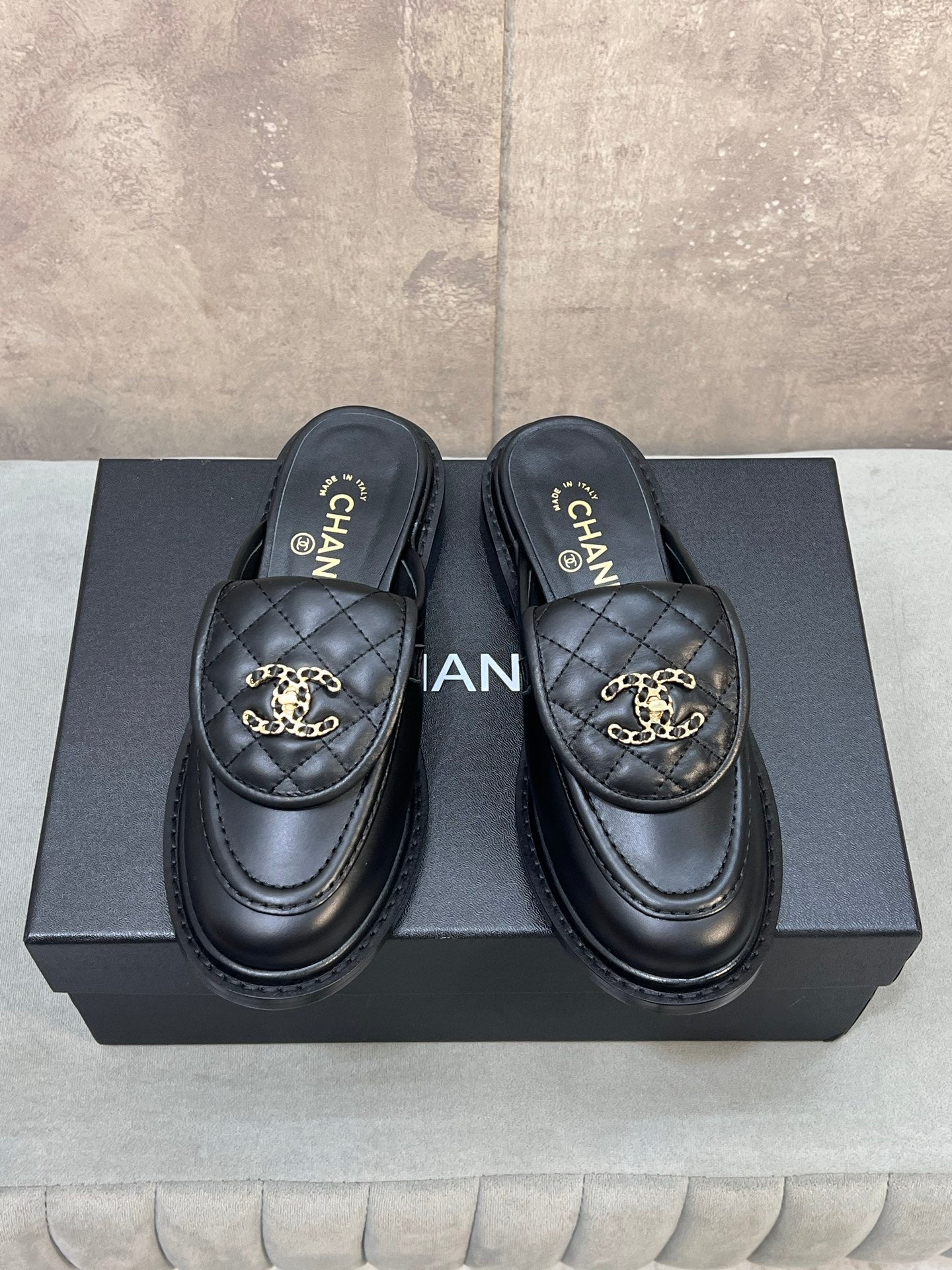 CHANEL 26S MULE LOAFERS IN BLACK QUILTED CALFSKIN WITH CC LOGO