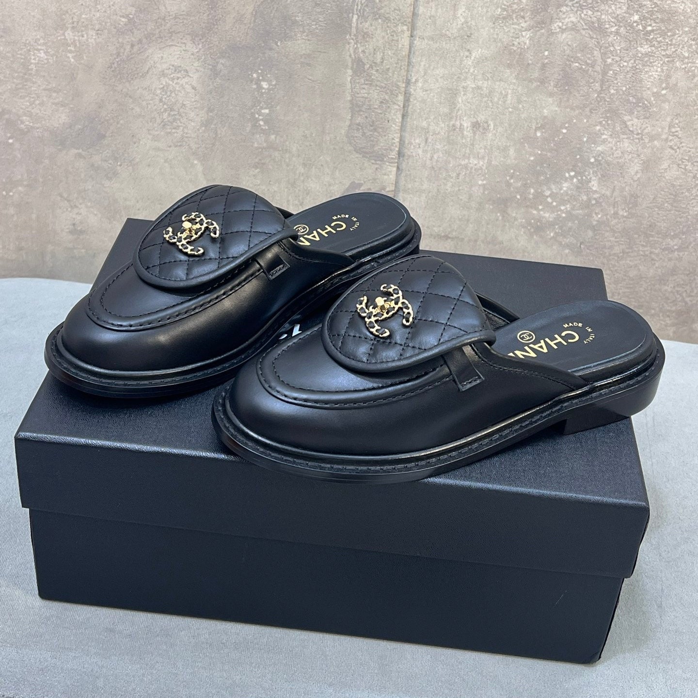 CHANEL 26S MULE LOAFERS IN BLACK QUILTED CALFSKIN WITH CC LOGO