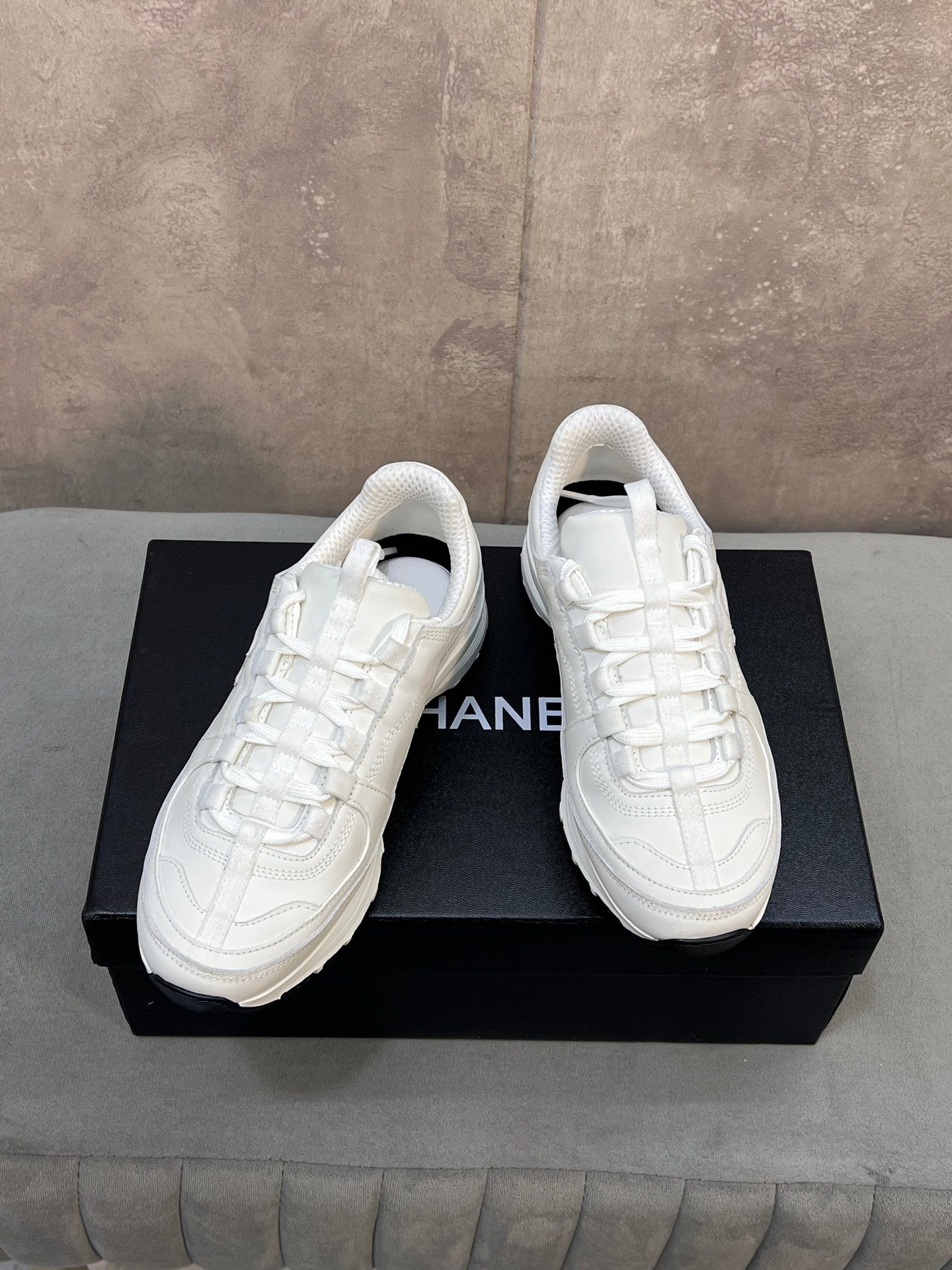 CHANEL 26S RUNNER CC LOGO SNEAKERS IN WHITE CALFSKIN