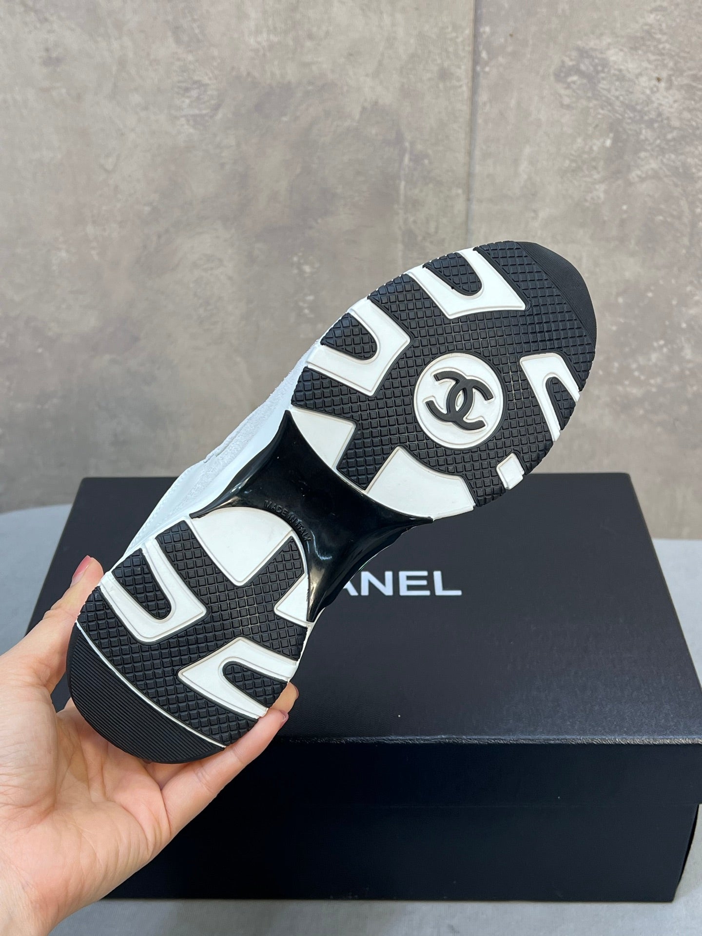 CHANEL 26S RUNNER CC LOGO SNEAKERS IN WHITE CALFSKIN AND SUEDE