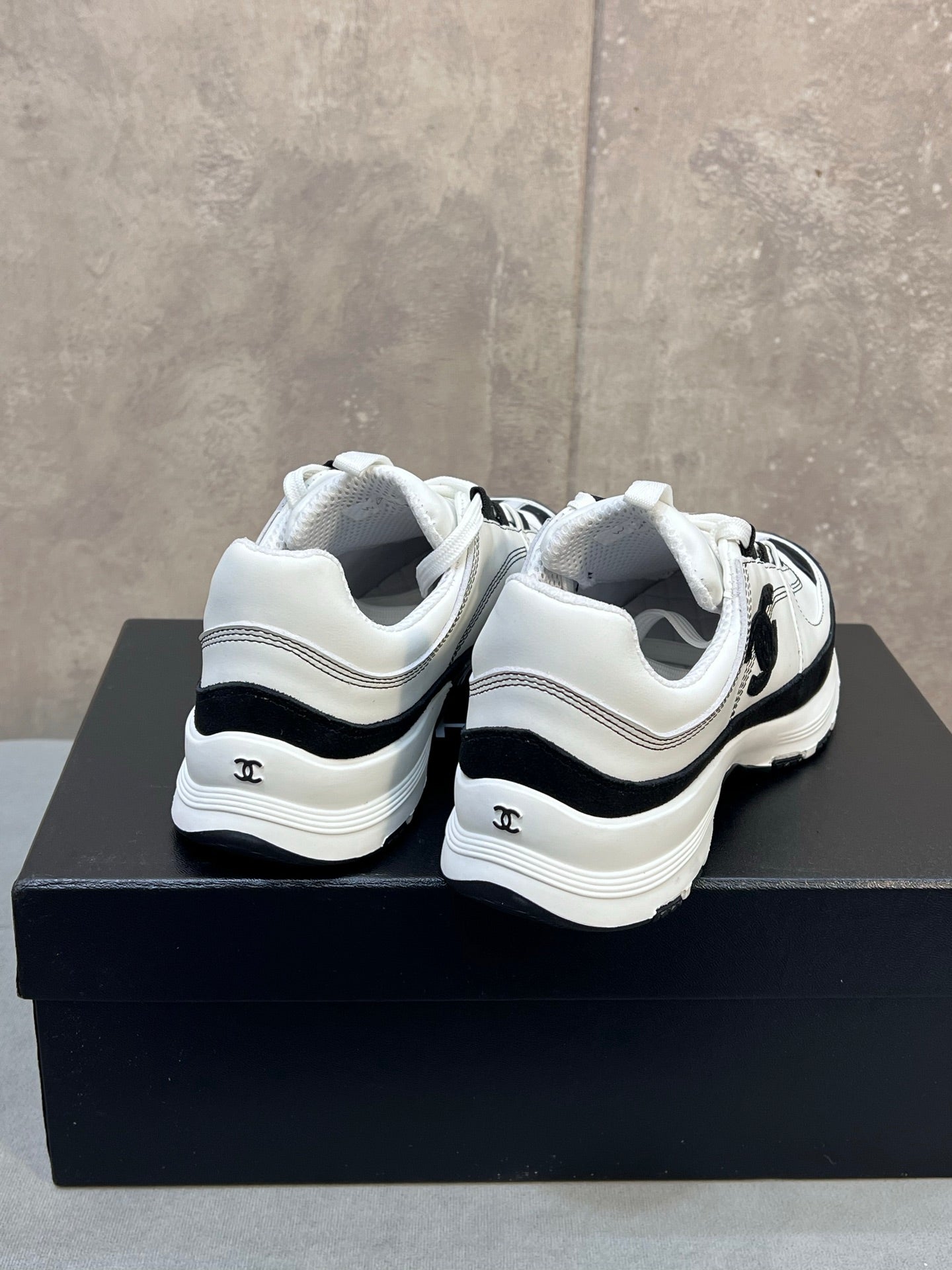 CHANEL 26S RUNNER CC LOGO SNEAKERS IN WHITE AND BLACK CALFSKIN