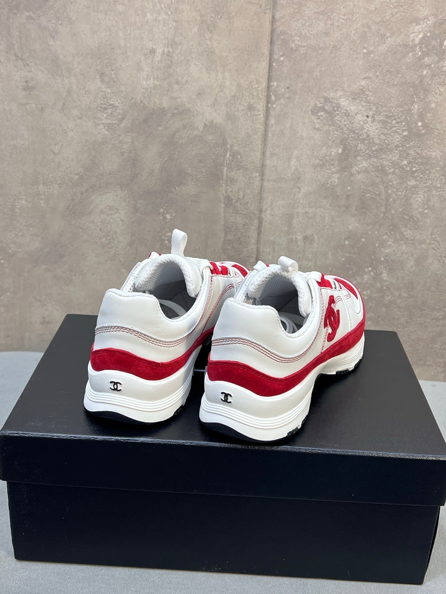 CHANEL 26S RUNNER CC LOGO SNEAKERS IN WHITE AND RED CALFSKIN