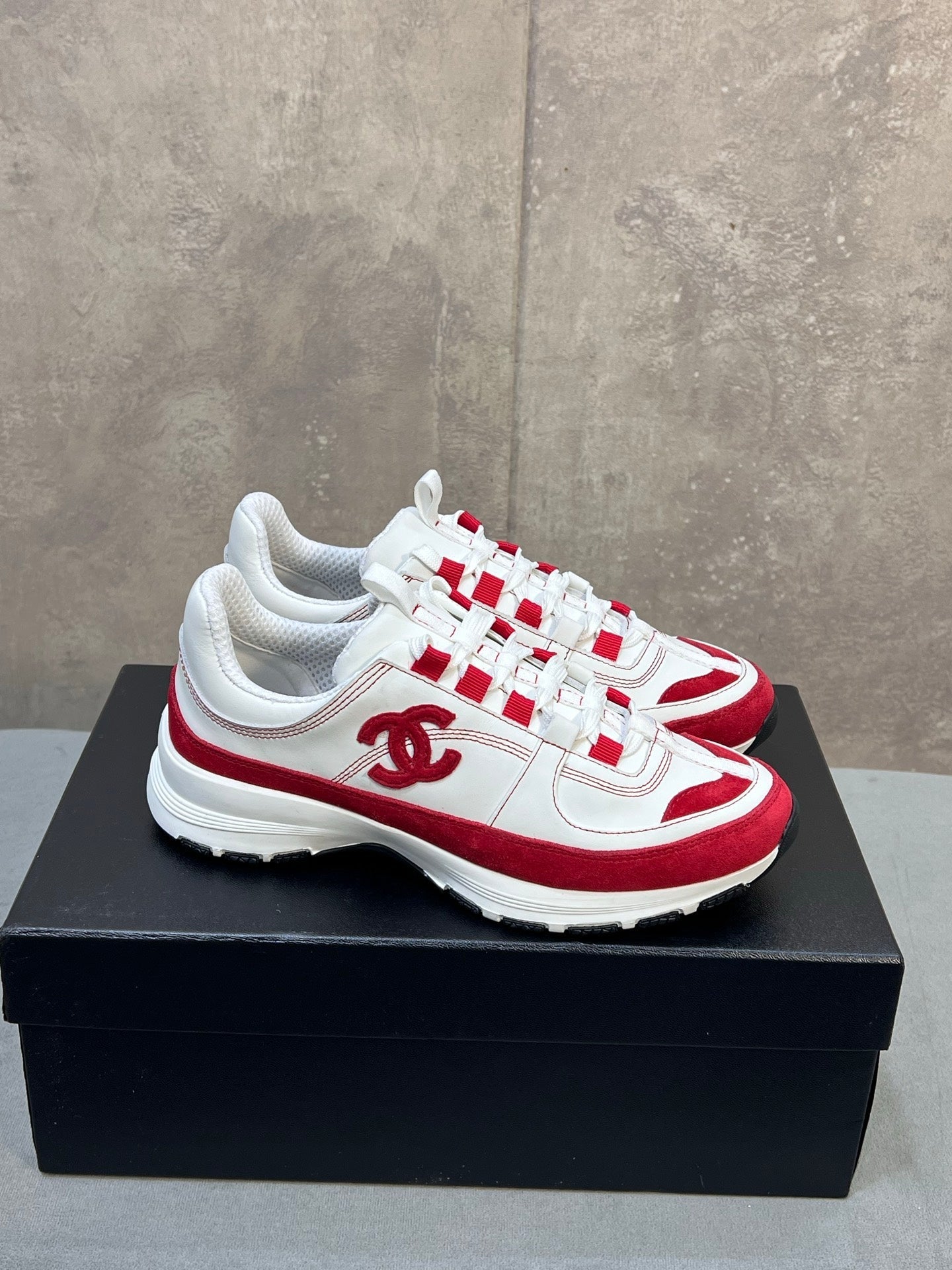 CHANEL 26S RUNNER CC LOGO SNEAKERS IN WHITE AND RED CALFSKIN