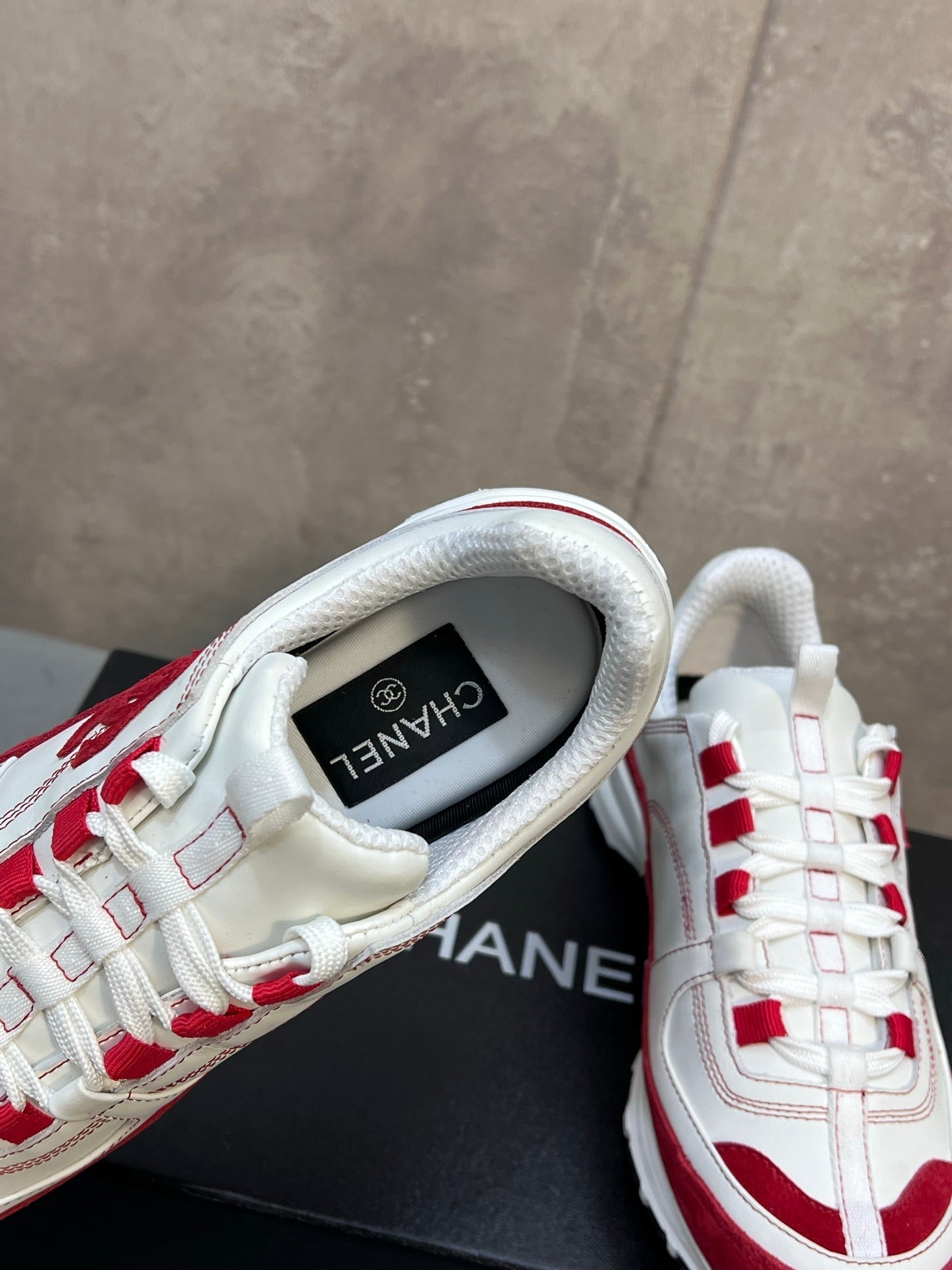 CHANEL 26S RUNNER CC LOGO SNEAKERS IN WHITE AND RED CALFSKIN