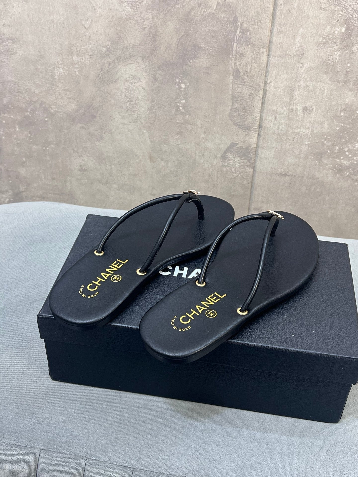 CHANEL 26S FLIP FLOPS IN BLACK CALFSKIN CC LOGO