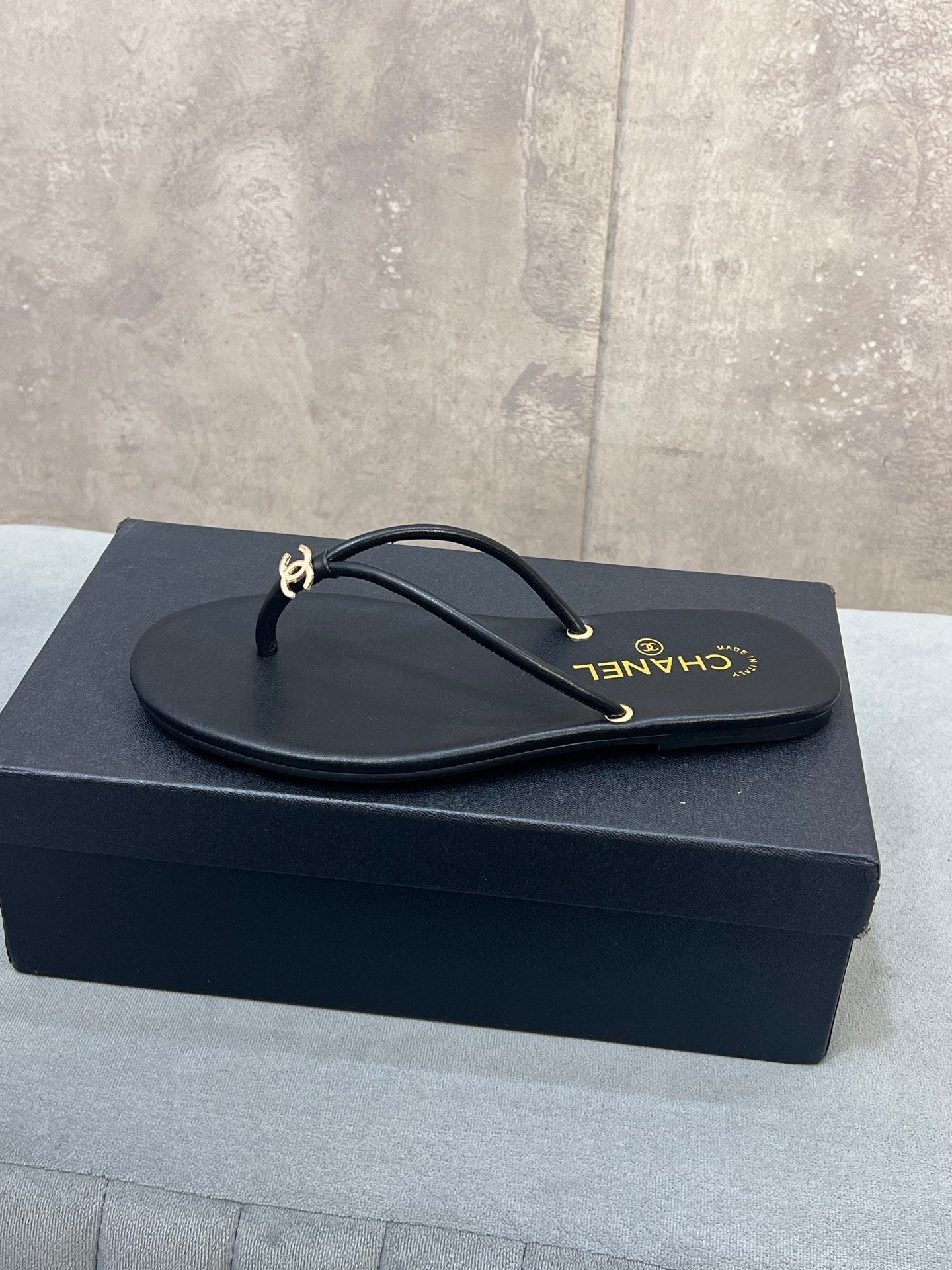 CHANEL 26S FLIP FLOPS IN BLACK CALFSKIN CC LOGO