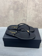 CHANEL 26S FLIP FLOPS IN BLACK CALFSKIN CC LOGO