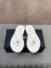 CHANEL 26S FLIP FLOPS IN WHITE CALFSKIN CC LOGO