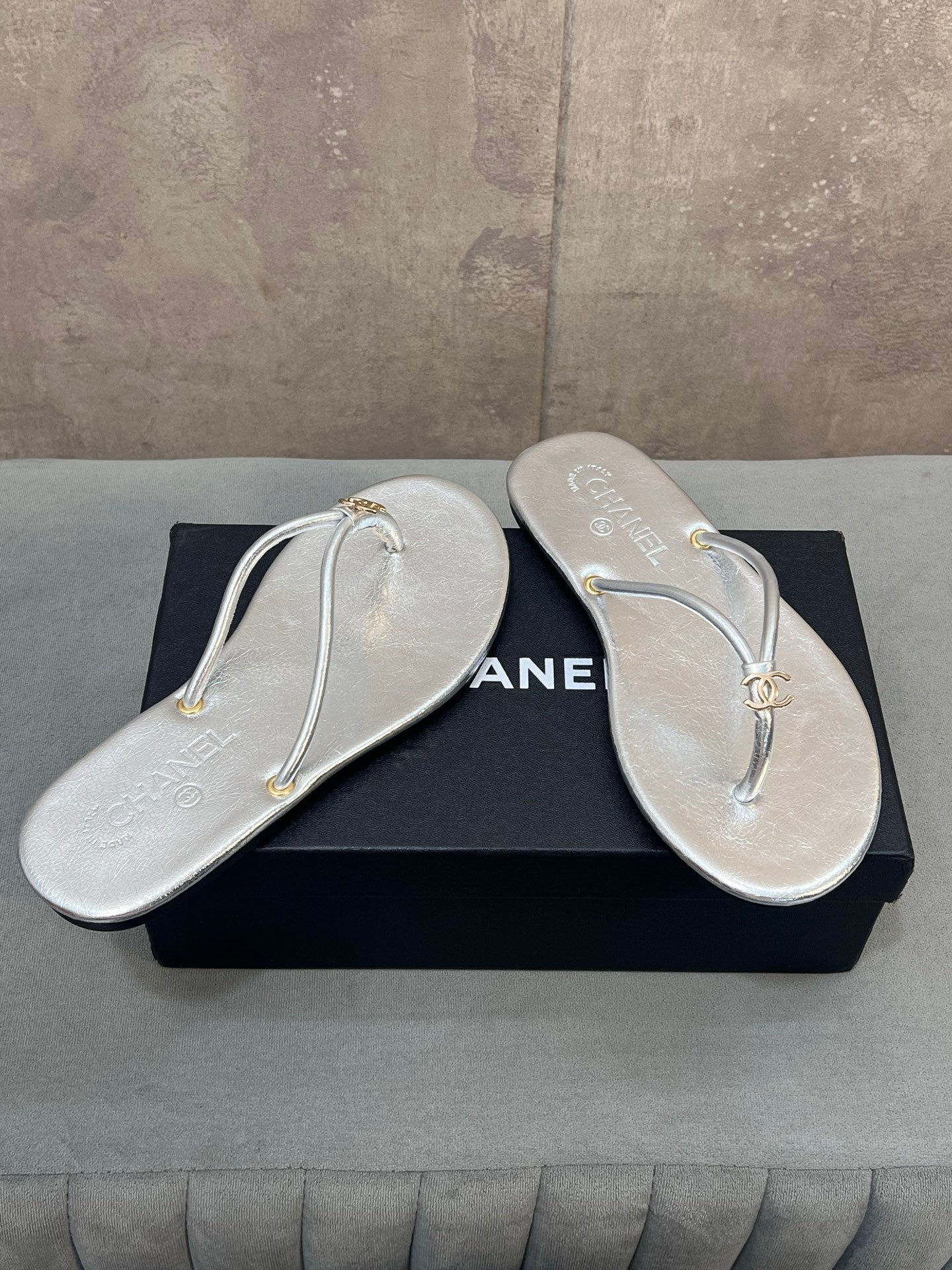 CHANEL 26S FLIP FLOPS IN SILVER CALFSKIN CC LOGO