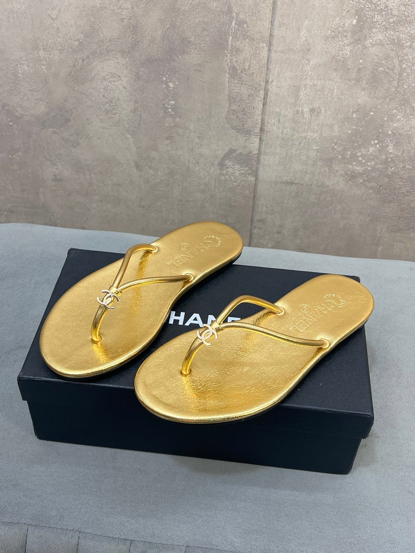 CHANEL 26S FLIP FLOPS IN GOLD CALFSKIN CC LOGO