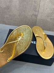 CHANEL 26S FLIP FLOPS IN GOLD CALFSKIN CC LOGO