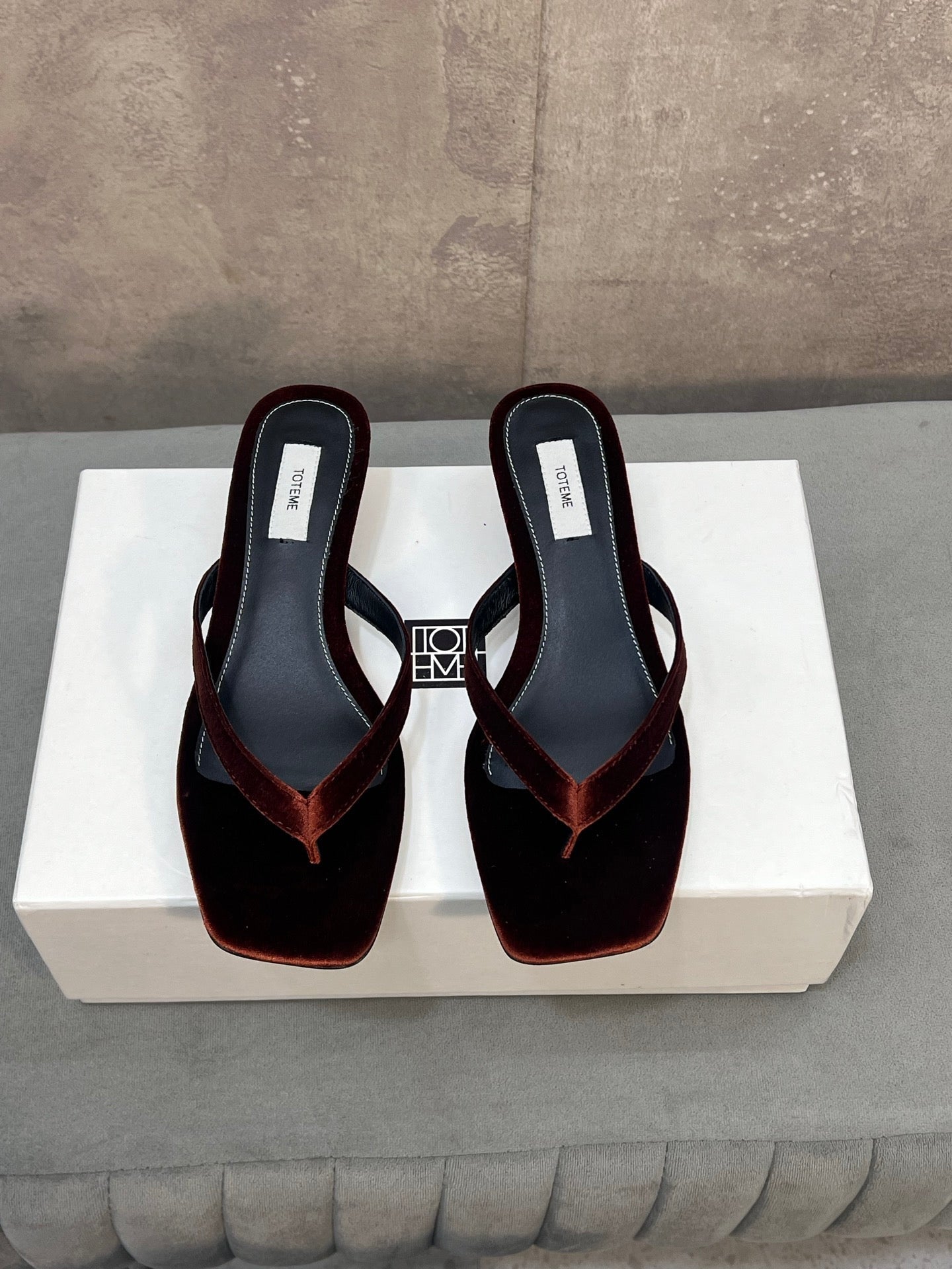 THE ROW 26S SQUARE TOE THONG KITTEN HEEL SANDALS 45MM IN RUST BROWN VELVET