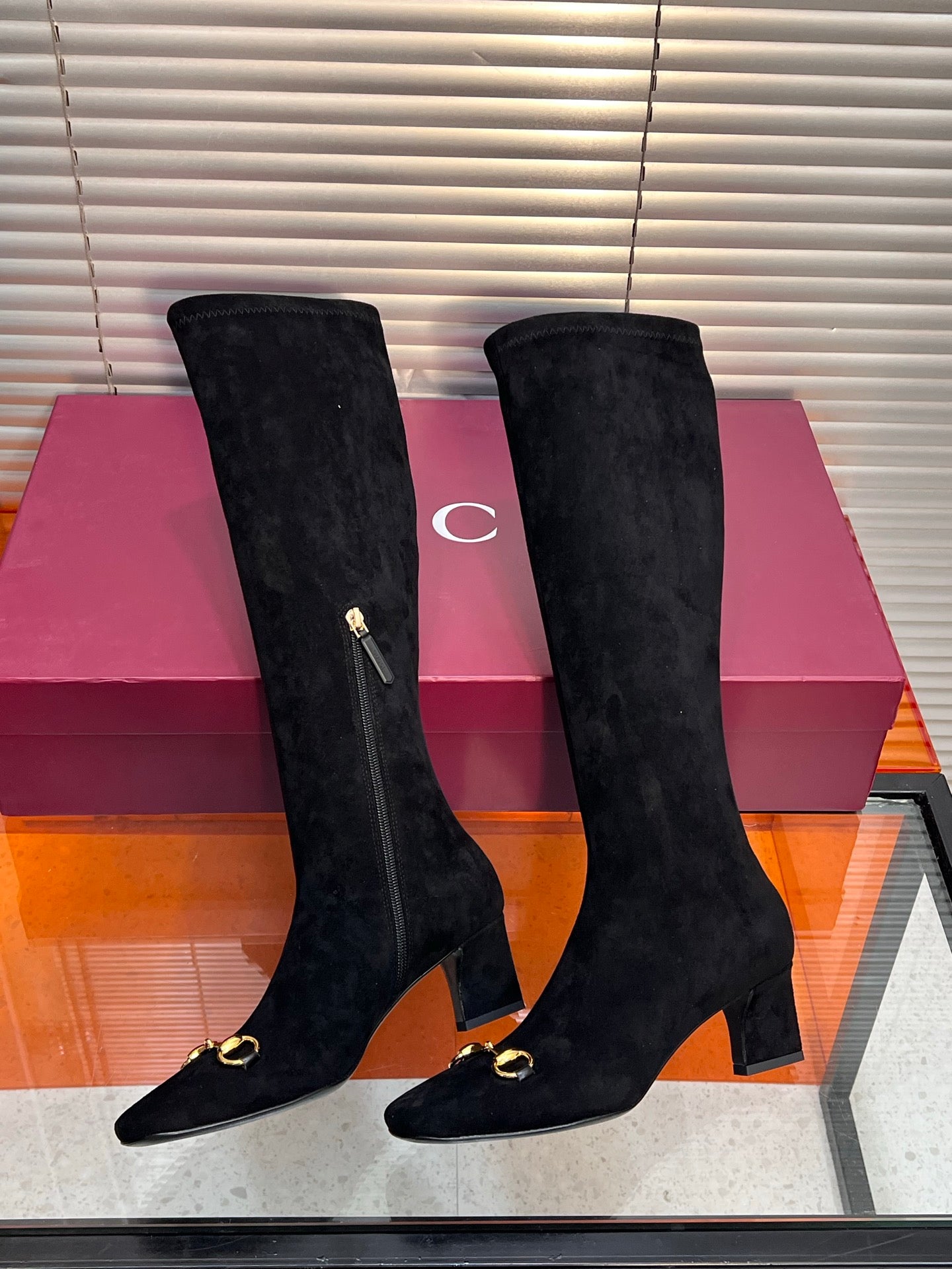 GUCCI 26S HORSEBIT KNEE-HIGH BOOTS 55 MM IN BLACK SUEDE