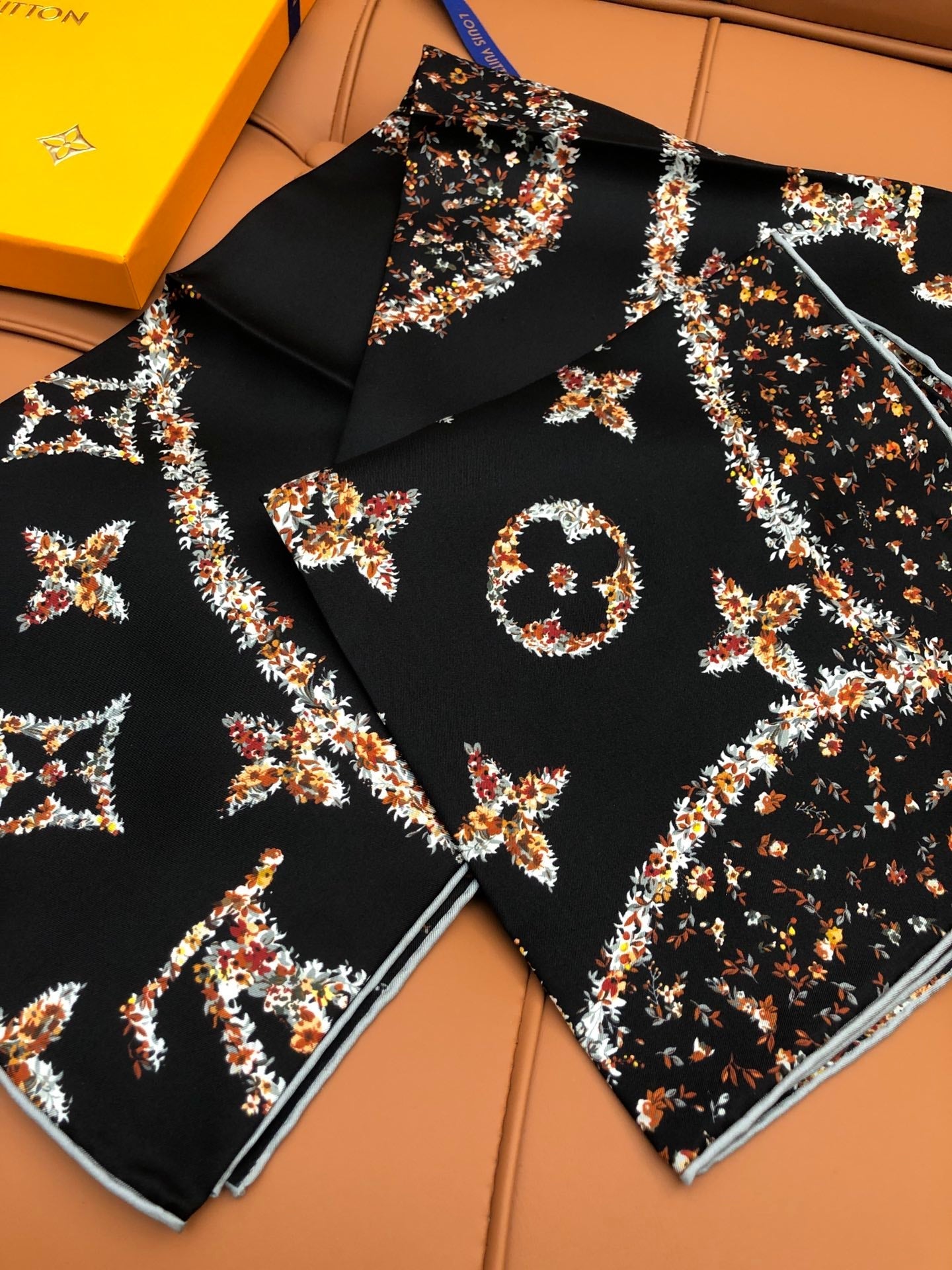 LV SCARF 90 CM IN SILK 704582