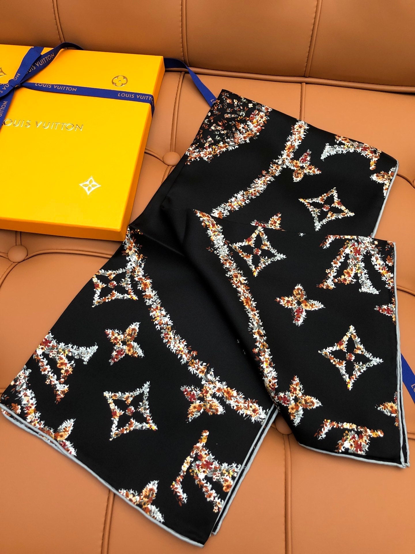 LV SCARF 90 CM IN SILK 704582