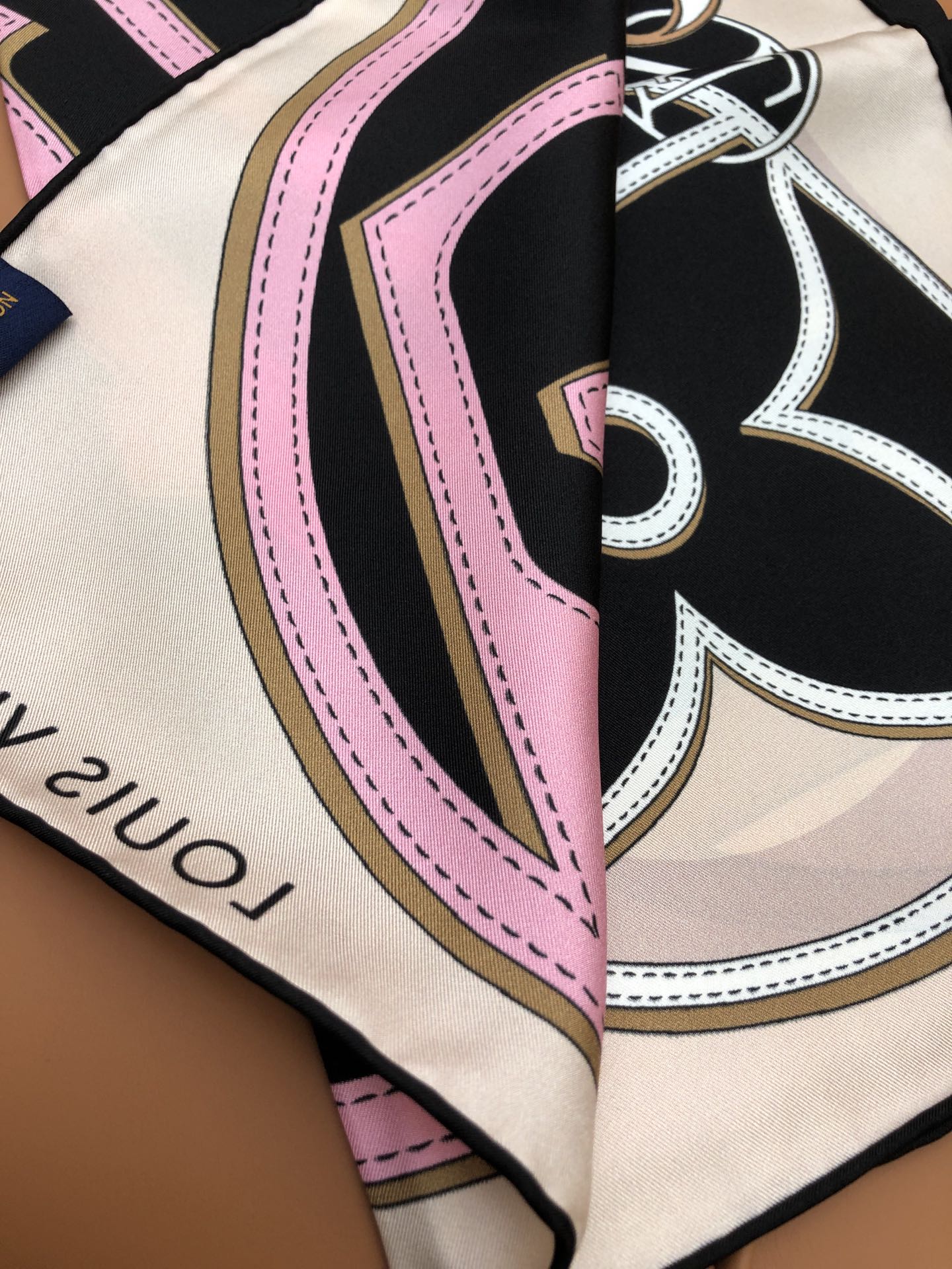 LV SCARF 90 CM IN SILK 704579