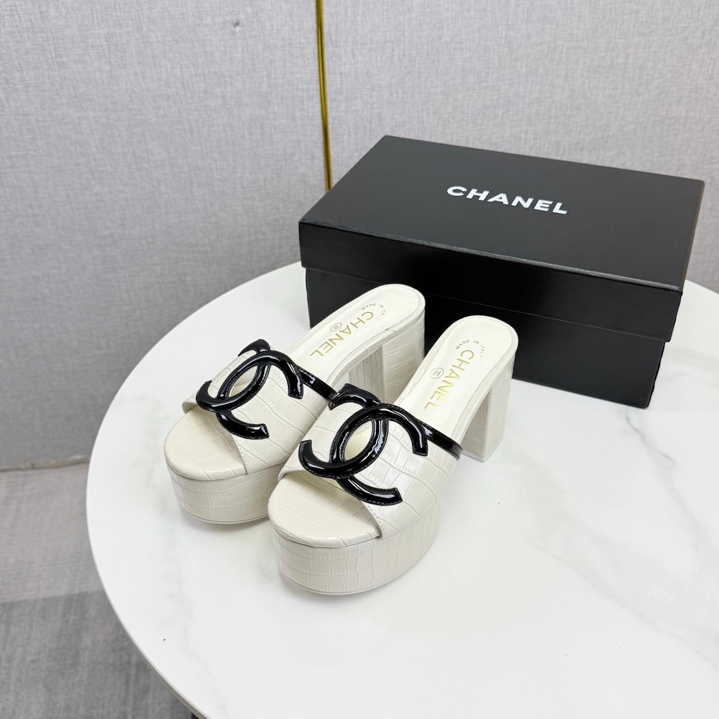 CHANEL 26S BLOCK HEEL SANDALS 100 MM IN WHITE CROCODILE-EMBOSSED CALFSKIN