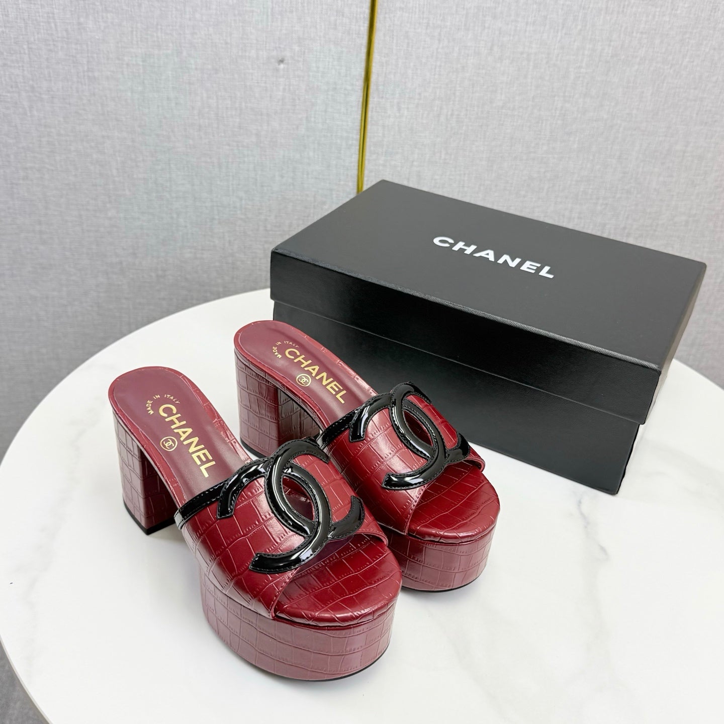 CHANEL 26S BLOCK HEEL SANDALS 100 MM IN RED CROCODILE-EMBOSSED CALFSKIN