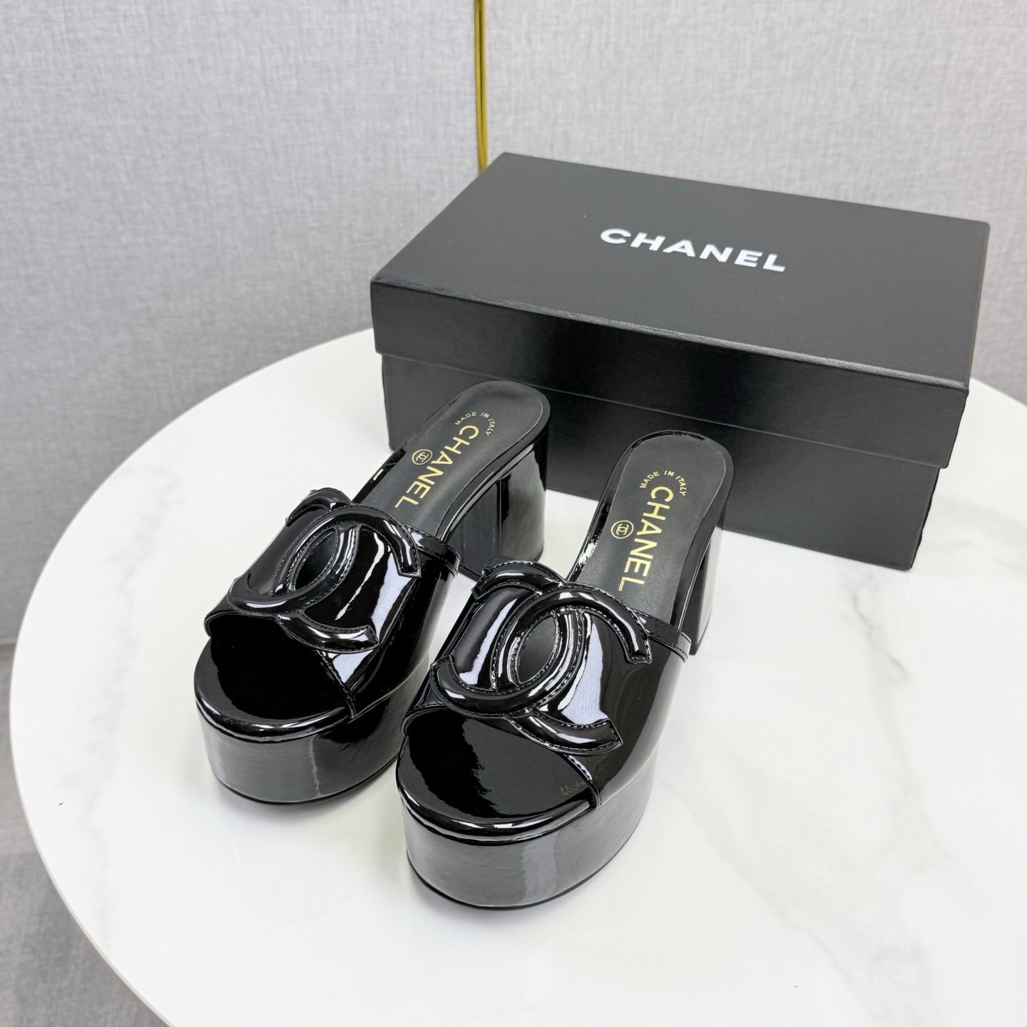 CHANEL 26S BLOCK HEEL SANDALS 100 MM IN BLACK PATENT CALFSKIN