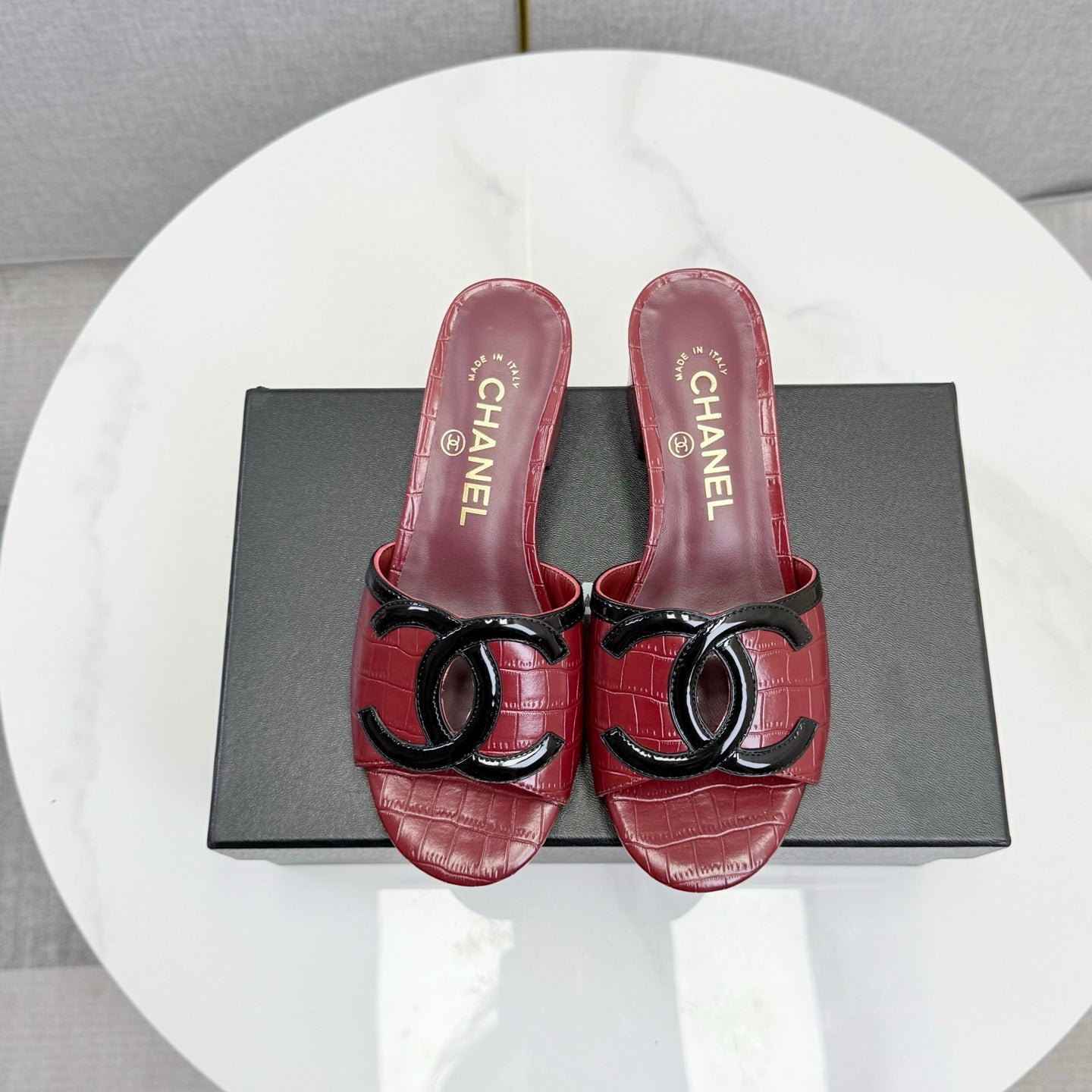 CHANEL 26S BLOCK HEEL SANDALS 40 MM IN RED CROCODILE-EMBOSSED CALFSKIN