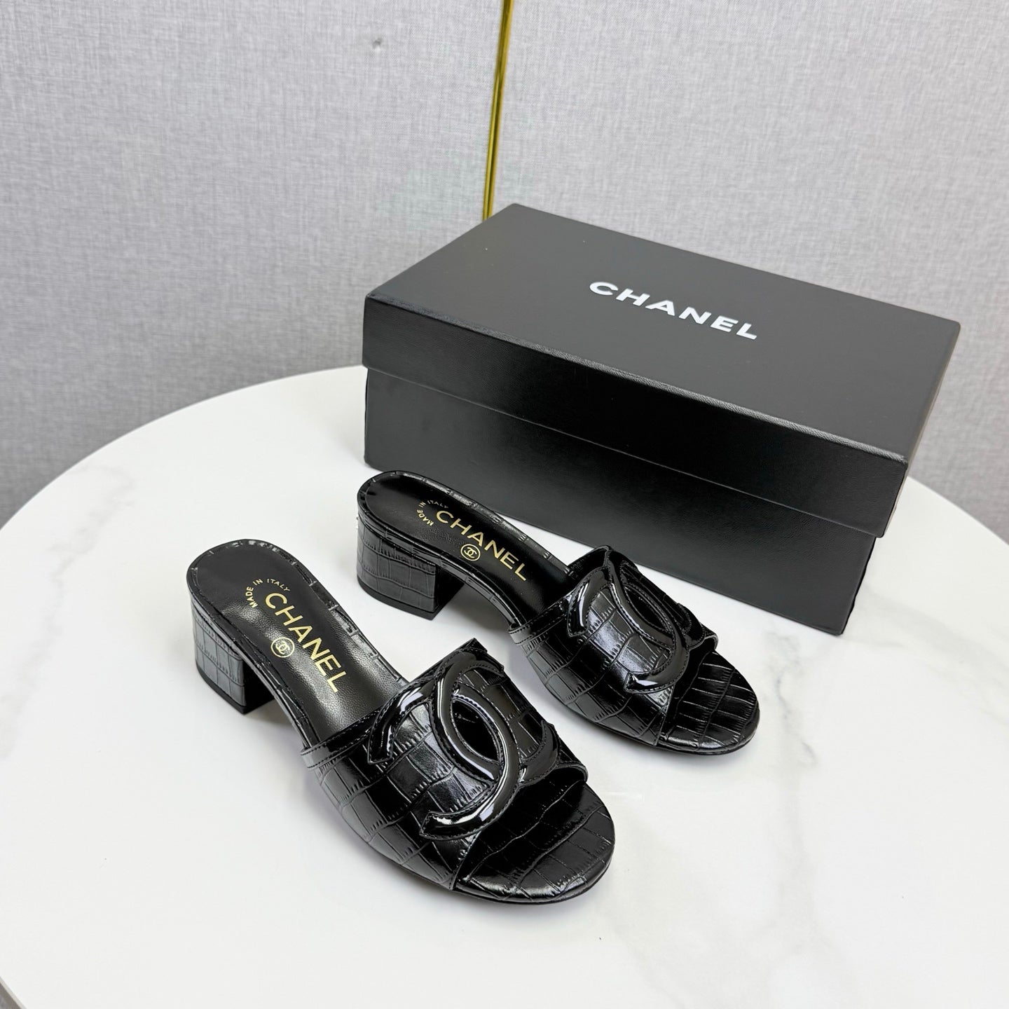 CHANEL 26S BLOCK HEEL SANDALS 40 MM IN BLACK CROCODILE-EMBOSSED CALFSKIN