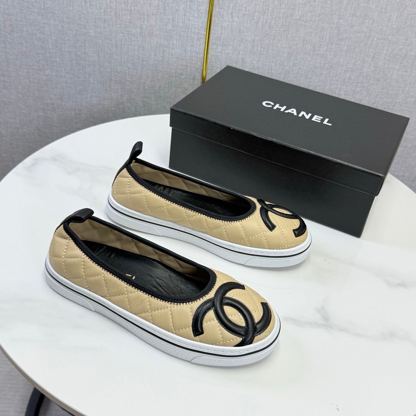 CHANEL 26S CC LOGO SLIP-ON SNEAKERS IN BEIGE CALFSKIN