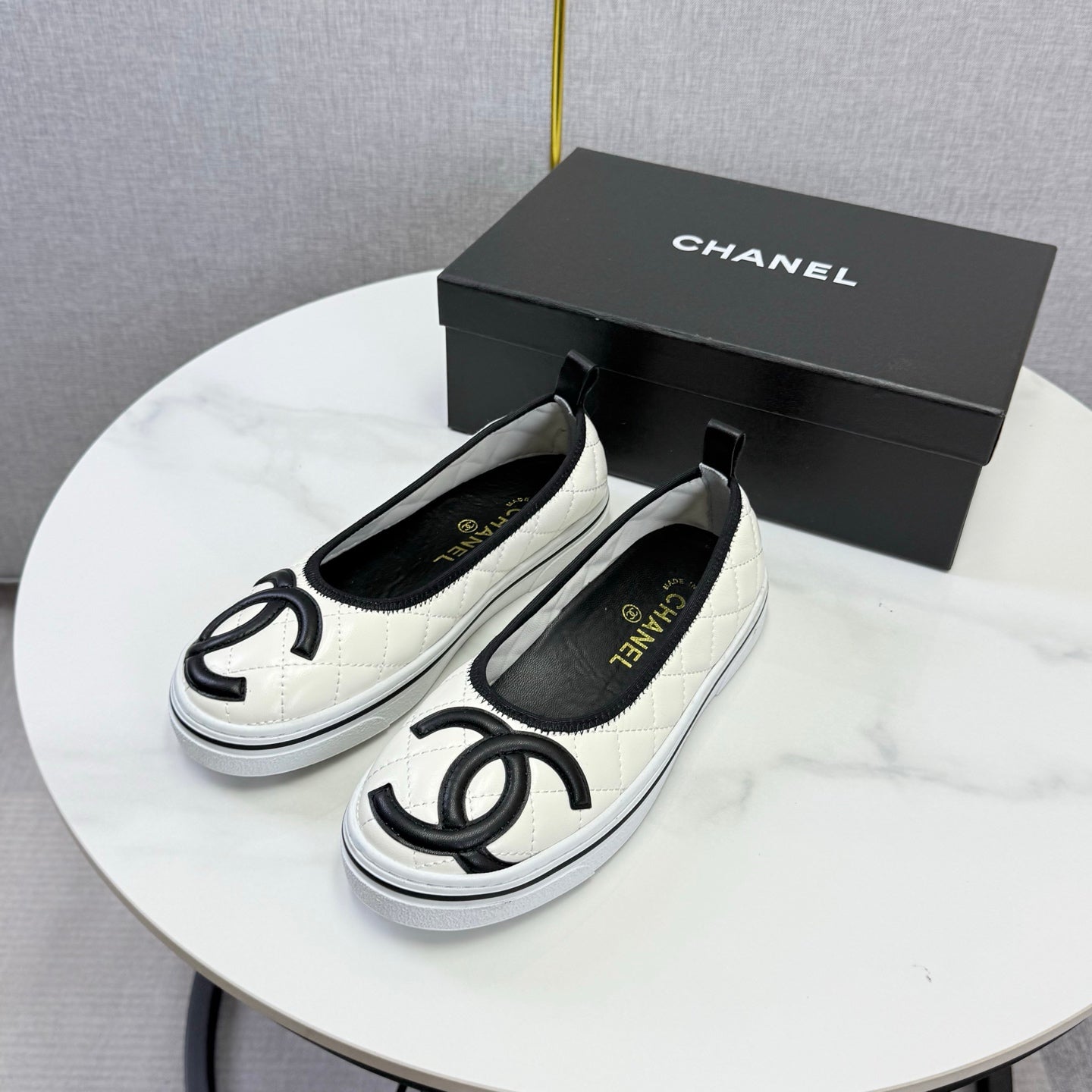 CHANEL 26S CC LOGO SLIP-ON SNEAKERS IN WHITE CALFSKIN