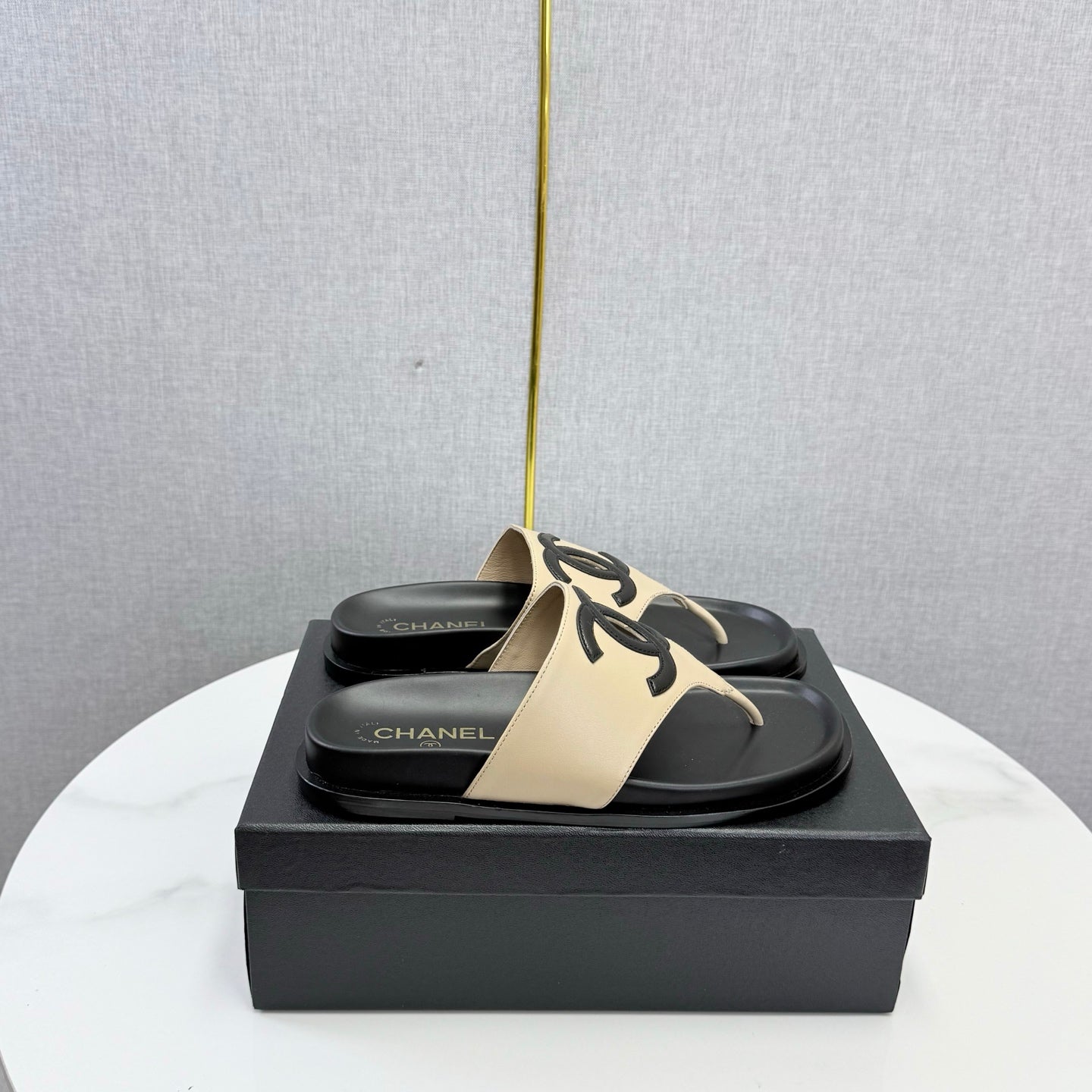 CHANEL 26S CC THONG SLIDES IN BEIGE AND BLACK LAMBSKIN