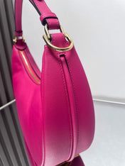 FENDIGRAPHY MEDIUM 29 IN BRIGHT PINK SMOOTH LAMBSKIN GOLD HARDWARE