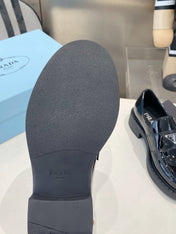 PRADA 26S LOAFERS IN BLACK PATENT CALFSKIN WITH LOGO
