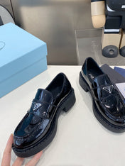 PRADA 26S LOAFERS IN BLACK PATENT CALFSKIN WITH LOGO