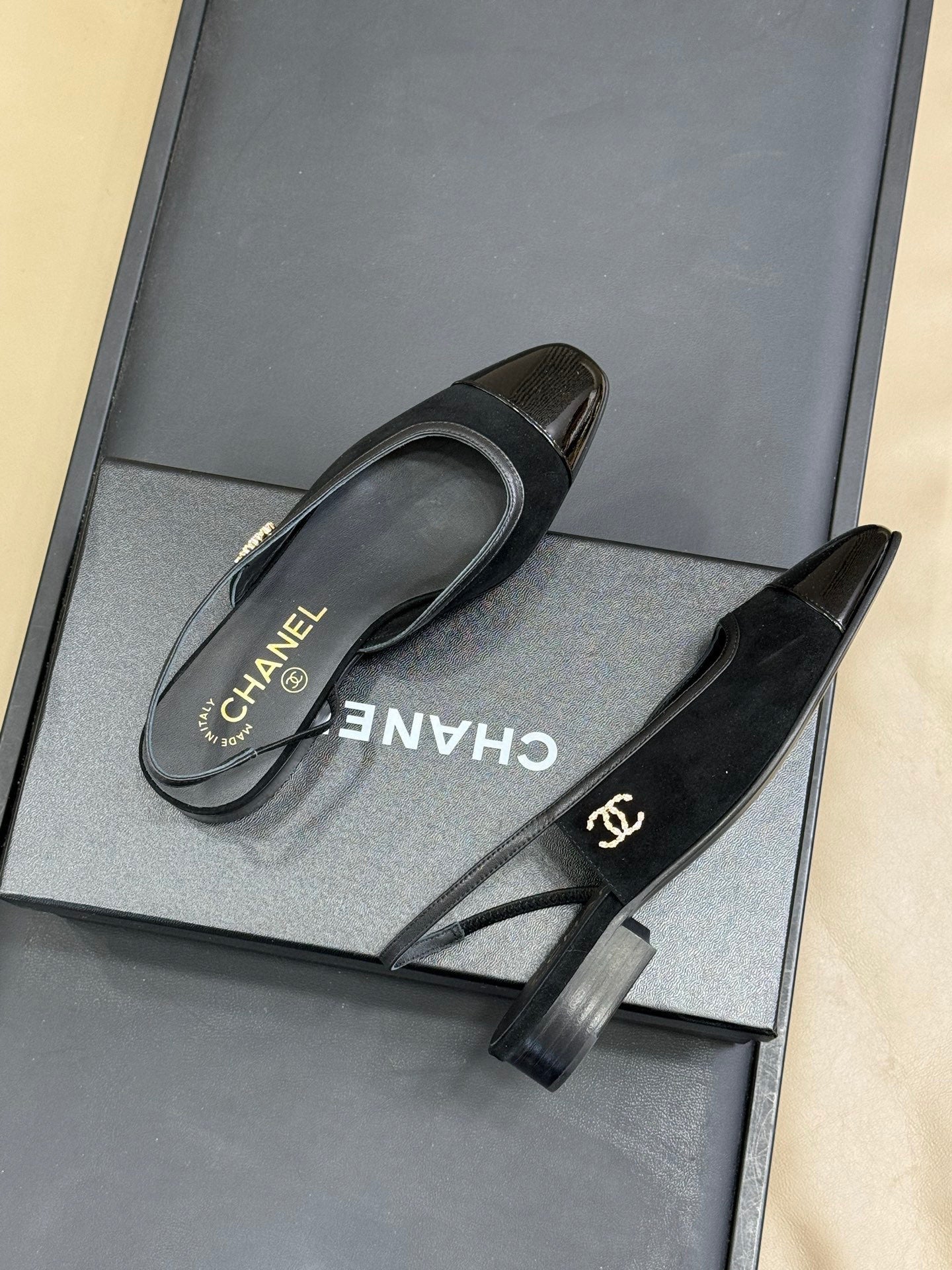 CC SLINGBACK 25S IN BLACK SUEDE AND GLOSSY LEATHER WITH LOGO