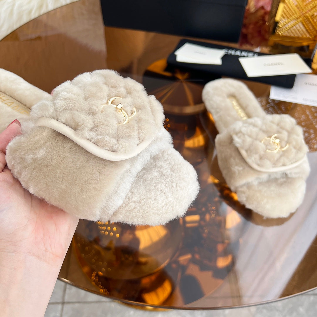 CHANEL 25S FUR SLIPPERS IN LIGHT BEIGE LOGO GOLD HARDWARE