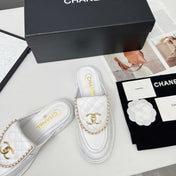 CHANEL 25S MULES WITH CHAIN DETAIL IN WHITE CALFSKIN GOLD HARDWARE