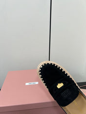MULES SLIPPERS IN BLACK SUEDE WITH GOLD COIN