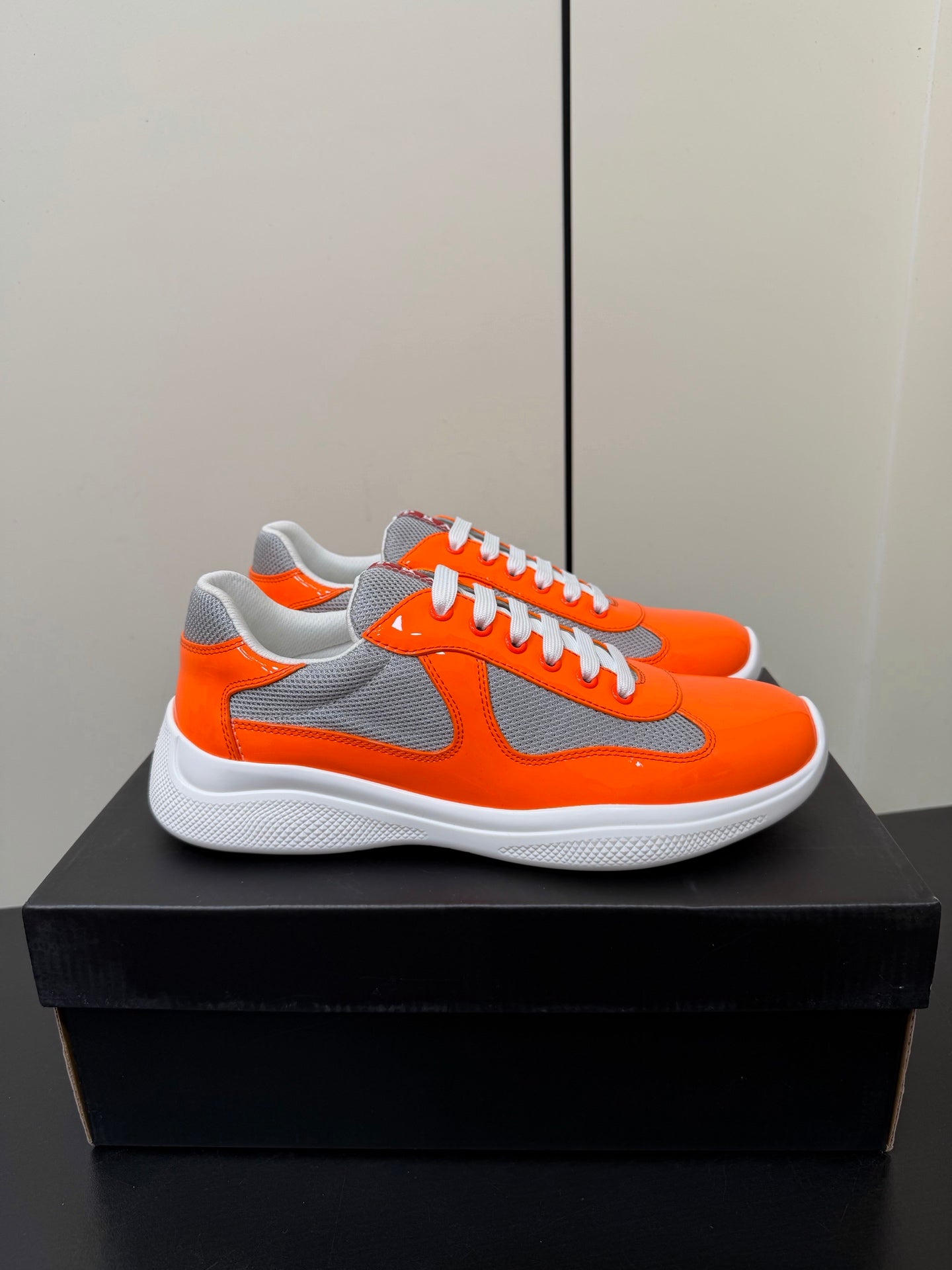 PRADA 26S SNEAKERS IN ORANGE PATENT CALFSKIN AND WHITE MESH