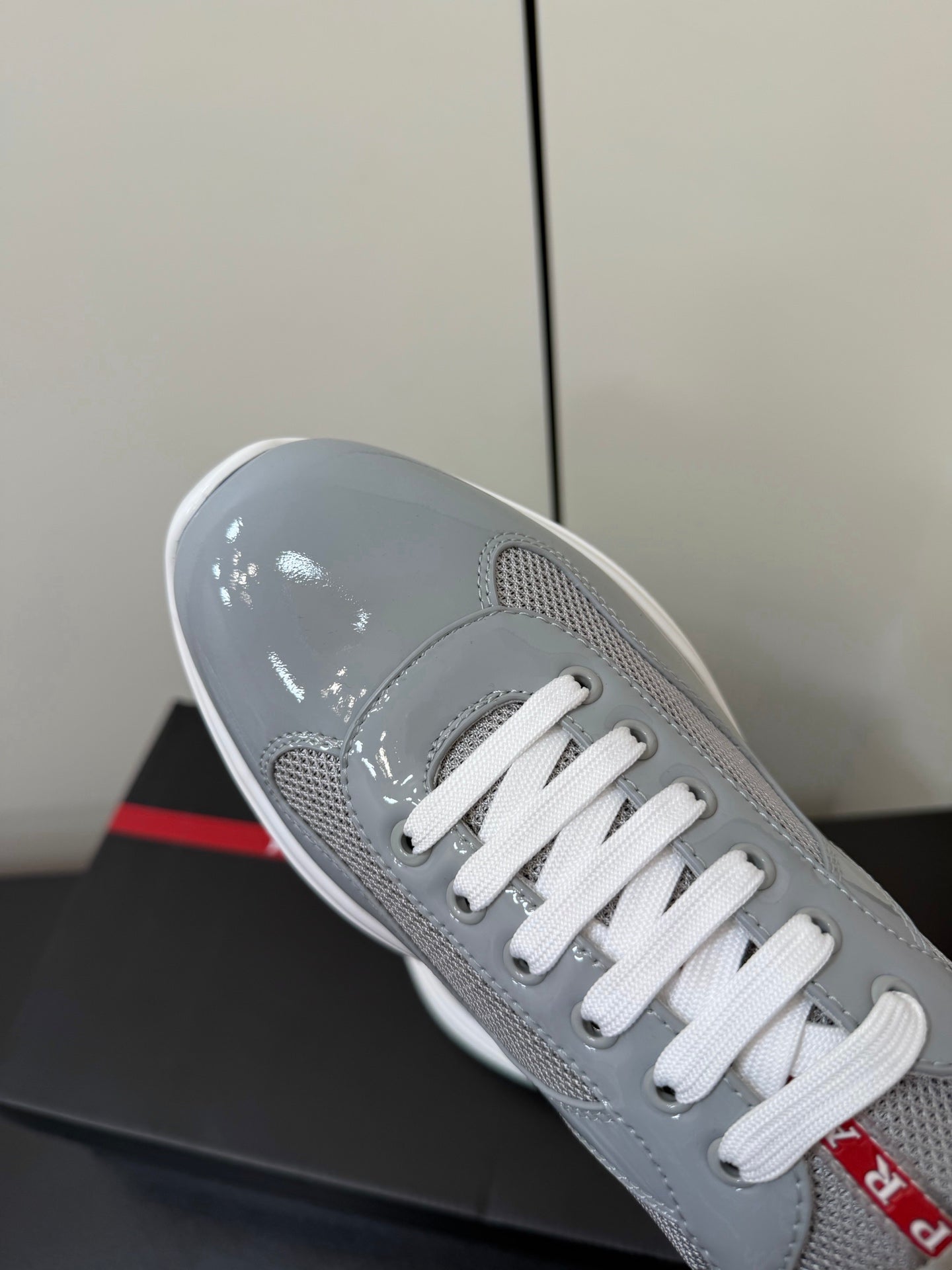 PRADA 26S SNEAKERS IN LIGHT GRAY PATENT CALFSKIN AND WHITE MESH