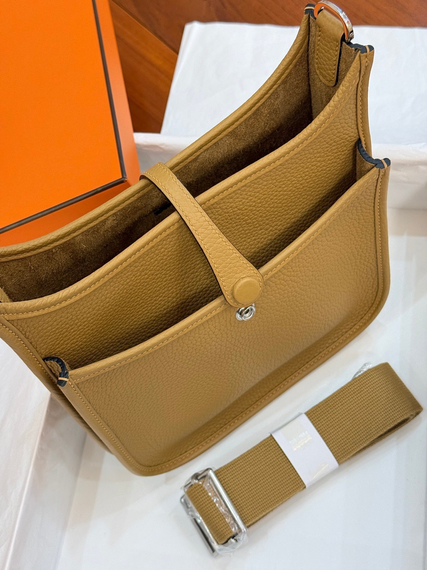 HM 26S EVELYNE BAG 23MM IN GOLDEN BROWN GRAINED CALFSKIN