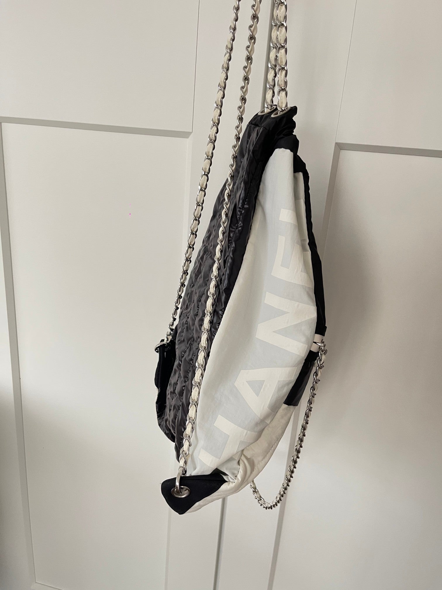 CHANEL 26S DRAWSTRING BACKPACK 44 IN BLACK AND WHITE NYLON GOLD HARDWARE