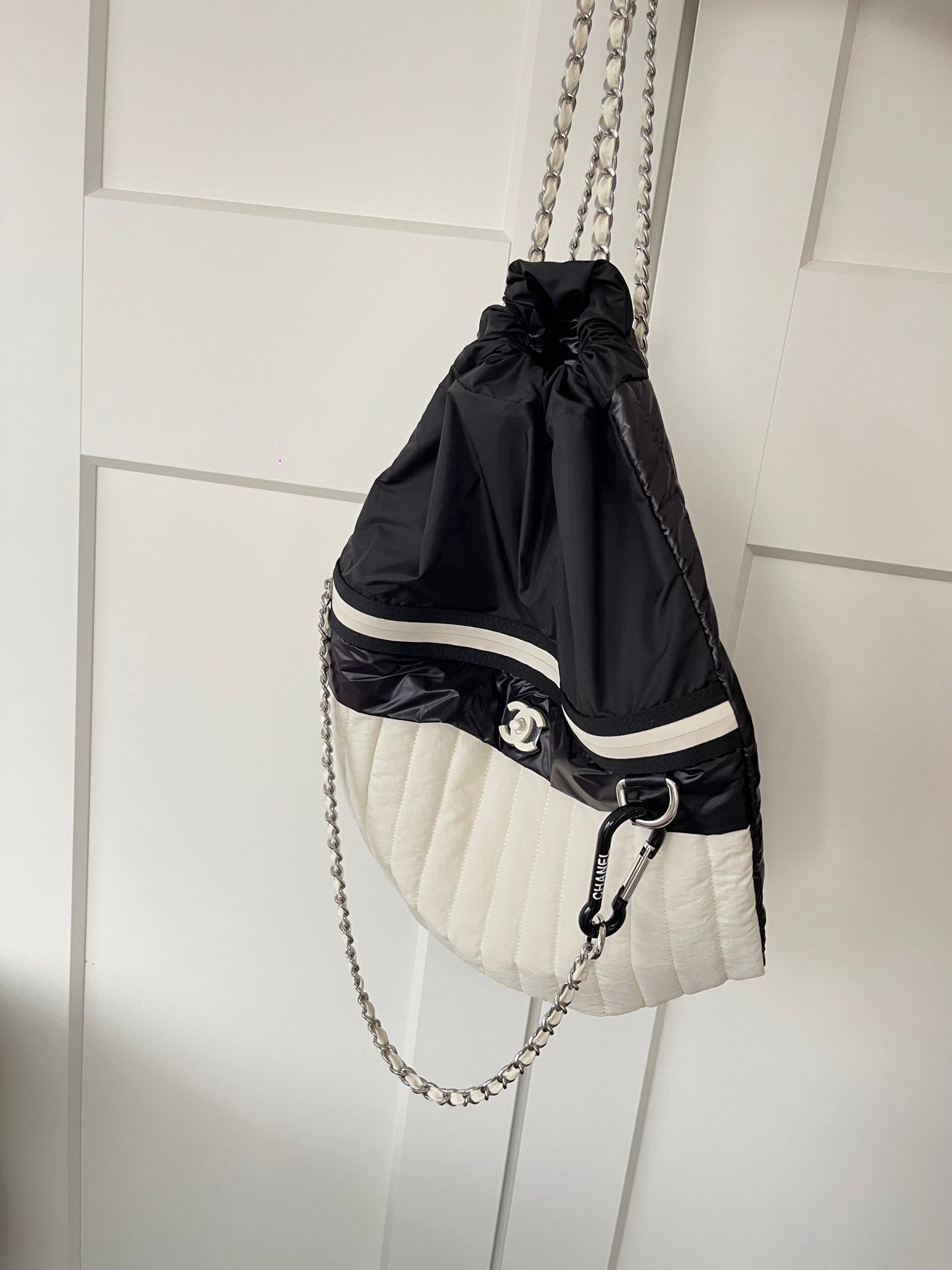 CHANEL 26S DRAWSTRING BACKPACK 44 IN BLACK AND WHITE NYLON GOLD HARDWARE