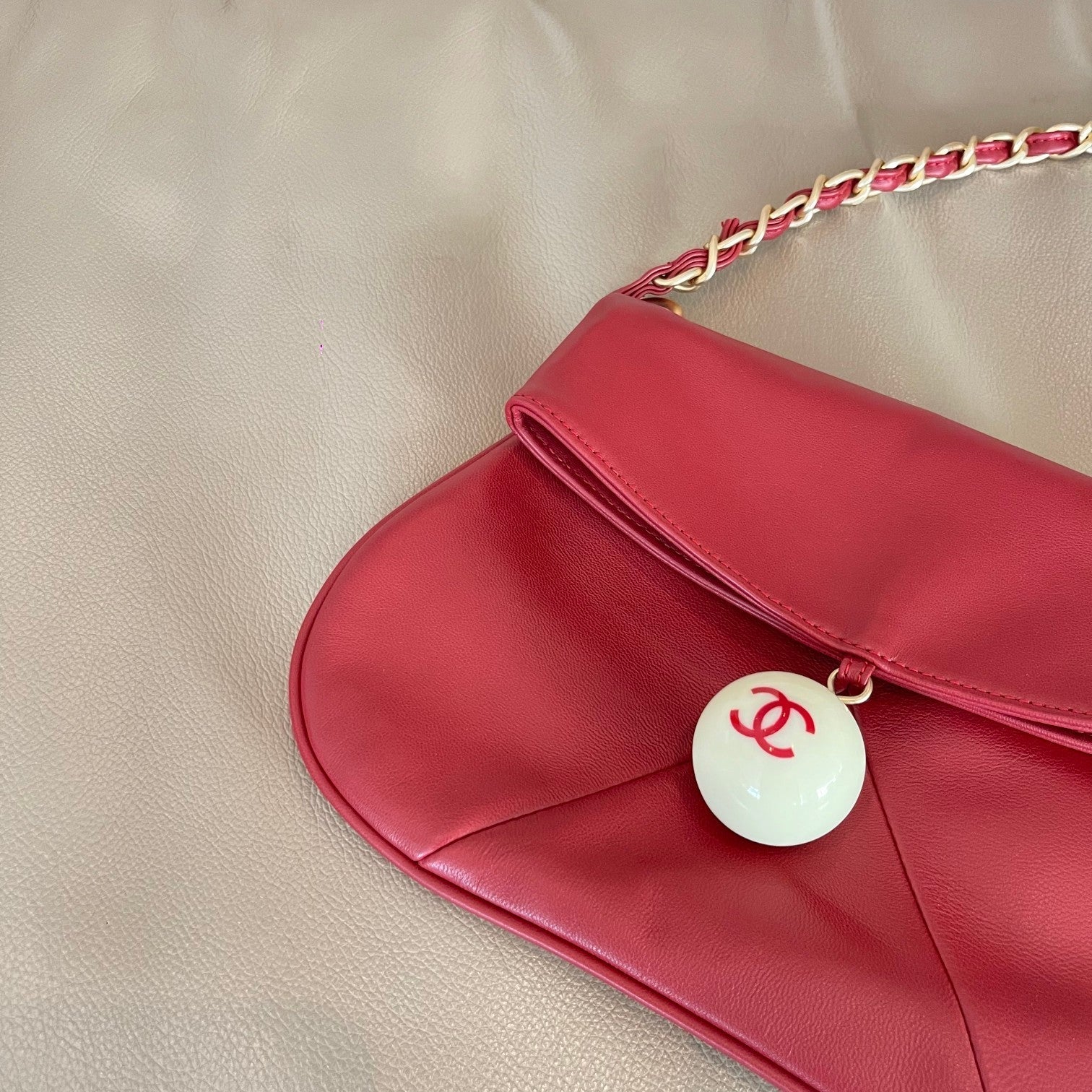 CHANEL 26S SHOULDER BAG 23 IN RED LAMBSKIN GOLD HARDWARE WITH PEARL
