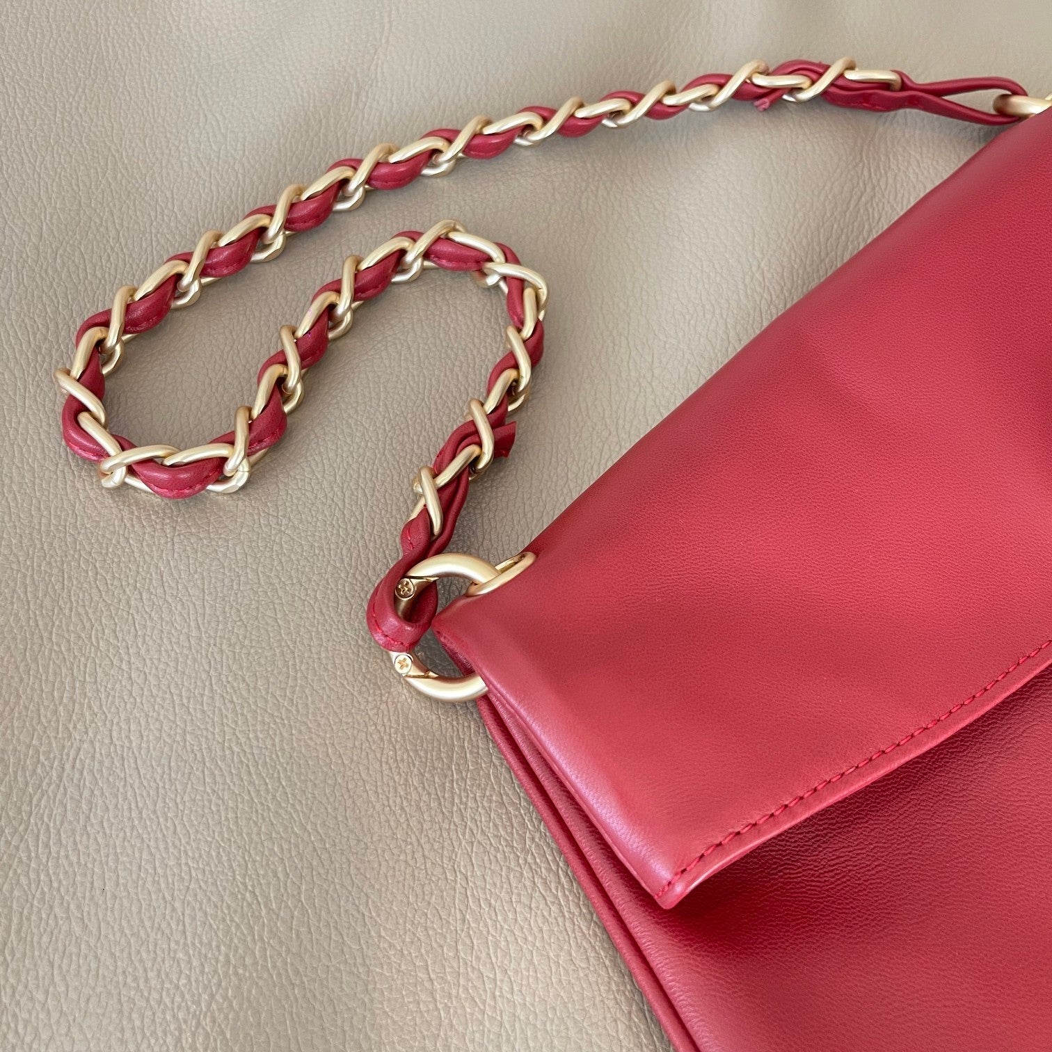 CHANEL 26S SHOULDER BAG 23 IN RED LAMBSKIN GOLD HARDWARE WITH PEARL
