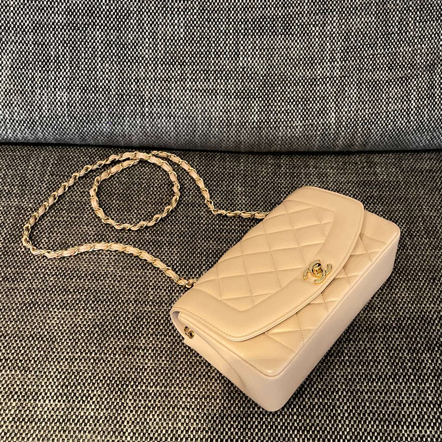 CHANEL 26S FLAP SHOULDER BAG 22 IN BEIGE QUILTED LAMBSKIN GOLD HARDWARE